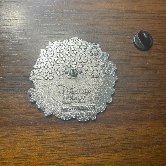 Disney Donald Duck floral pin - Picture 3 of 4